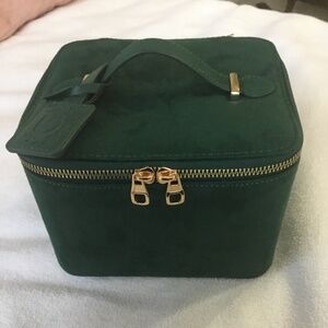 ♦️NEW Guess cosmetic jewelry or toiletries travel zippered case with handle